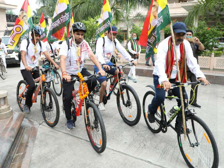 प्रसपा कार्यालय से दिल्ली के लिए रवाना हुई साइकिल रैली।