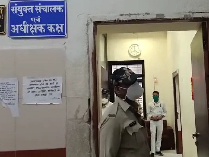 अधीक्षक कक्ष में एक-एक कर सभी के बयान लिए गए।