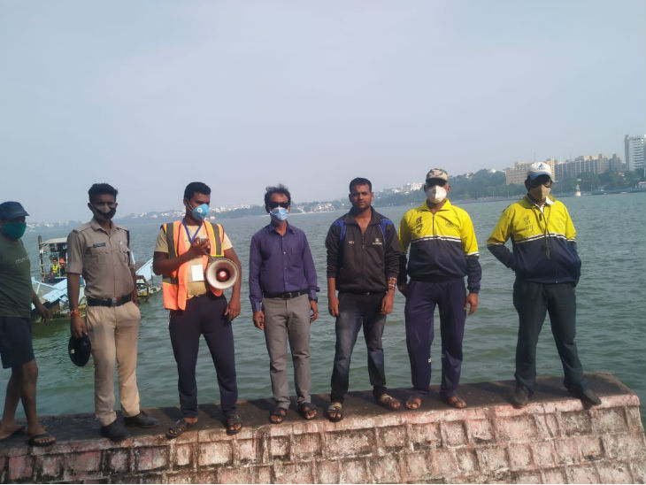 लोगों की सुरक्षा के लिए घाटों पर गोताखोरों को तैनात किया गया था।