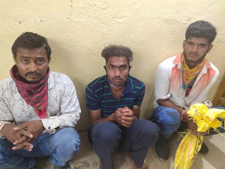 दो भाई और उनका दोस्त पुलिस गिरफ्त में आया।