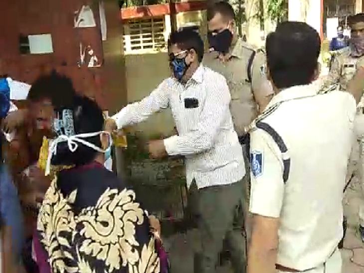 हंगामा करने पर पुलिस ने सख्ती भी बरती।