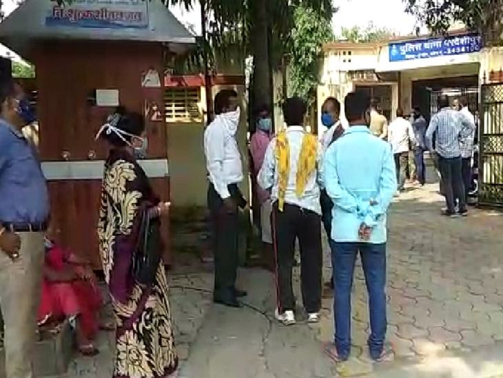 परिजन थाने पर प्रमाण-पत्र लेने पहुंचे।