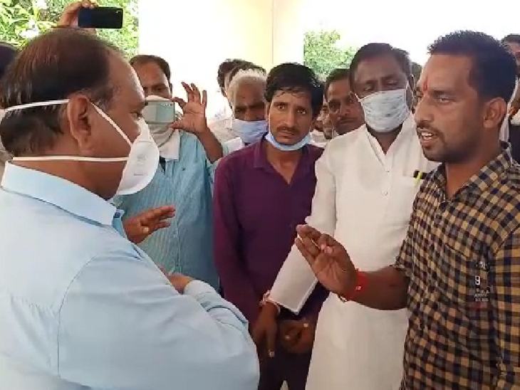 कलेक्ट्रेट में किसानों और एसडीएम के बीच बहस हो गई।