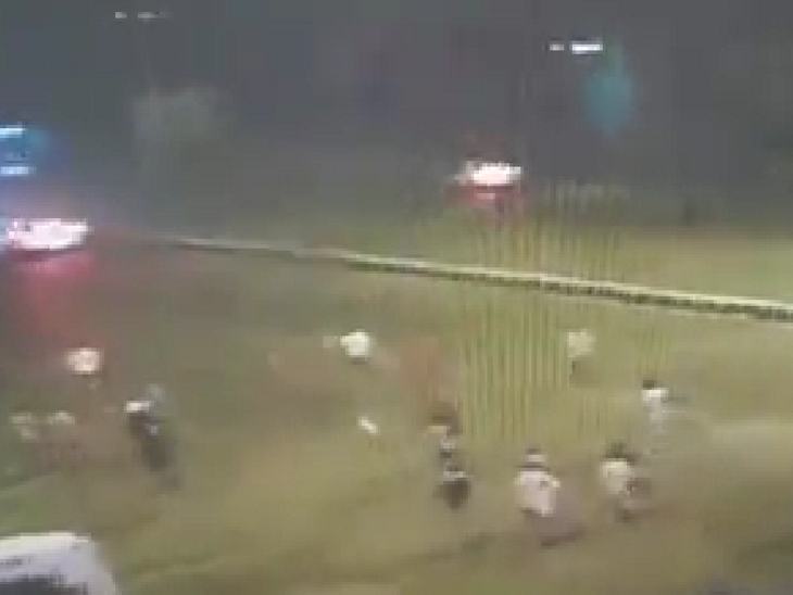 तोड़फोड़ के बाद भागते हुए सीसीटीवी में कैद हो गए।