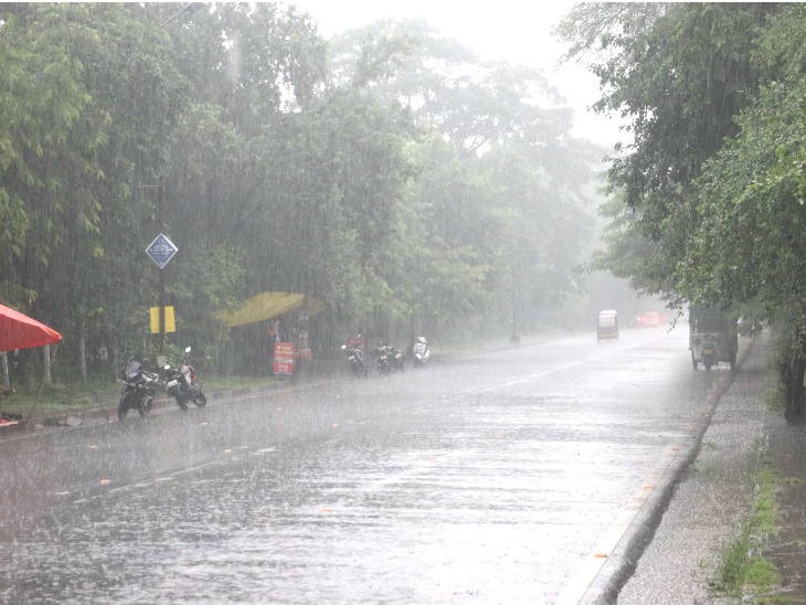 बारिश इतनी तेज थी कि थोड़ी देर के लिए अंधेरा हो गया।