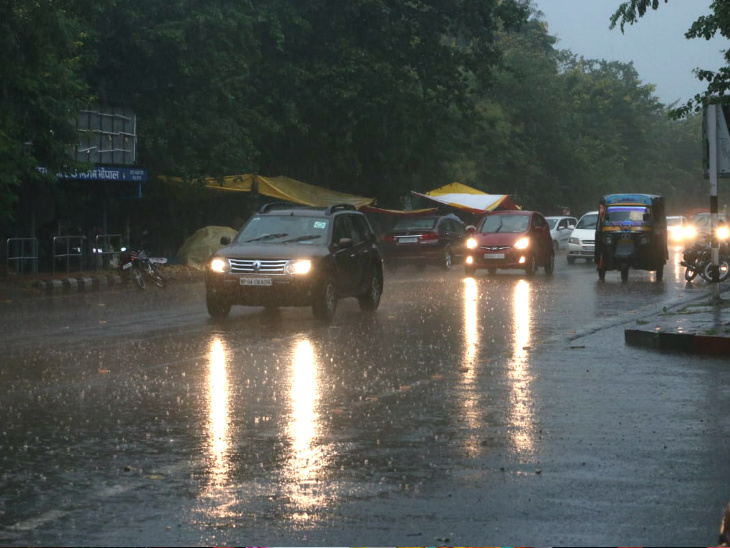 बारिश तेज हवाओं के साथ हुई और सड़कों में पानी भर गया। लोगों को अपनी गाड़ी की लाइट्स ऑन करनी पड़ीं।