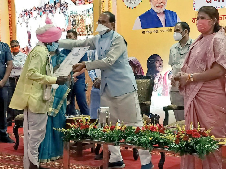 सीएम शिवराज ने मंच से कई हितग्राहियों को वनाधिकार पट्टे का सर्टिफिकेट दिया।