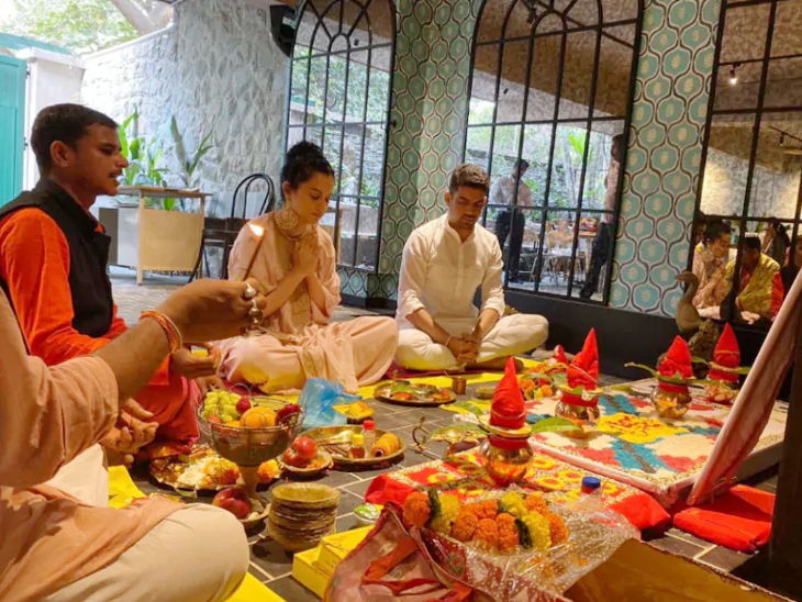 फोटो इसी साल जनवरी में तब की है, जब कंगना ने अपने ऑफिस मणिकर्णिका फिल्म्स में पहली बार पूजा की थी। इससे कुछ महीने पहले ही उन्होंने अपने प्रोडक्शन की पहली फिल्म अपराजित अयोध्या की घोषणा की।