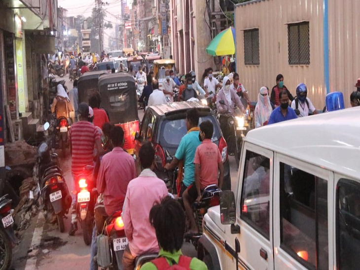 फोटो रायपुर के सिटी कोतवाली चौक की है, भीड़ बाजार की तरफ बढ़ रही है।
