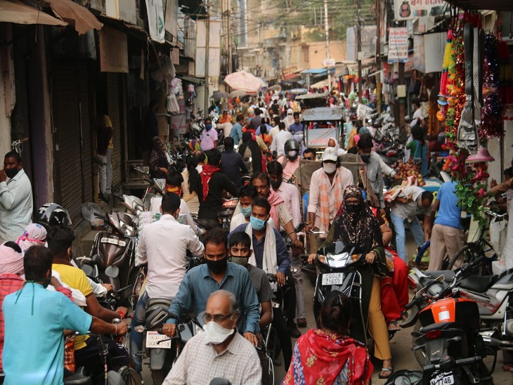 फोटो रायपुर की है। 7 दिनों तक सब्जी की दुकानें भी बंद रहेंगी, लोग इसे लेकर फिक्रमंद हैं, उम्मीद जताई जा रही है कि रविवार और सोमवार को दिन भर भीड़ ज्यादा रहेगी।