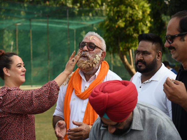 युवराज के कहने पर हेजल ने पिता की दाढ़ी पर लगाया केक