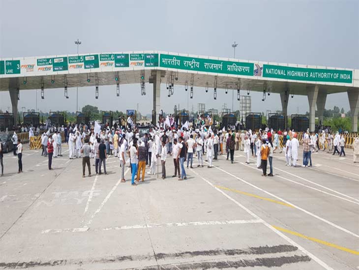 हिसार में टोल प्लाजा पर इकट्ठा हुए आंदोलनकारी किसान।
