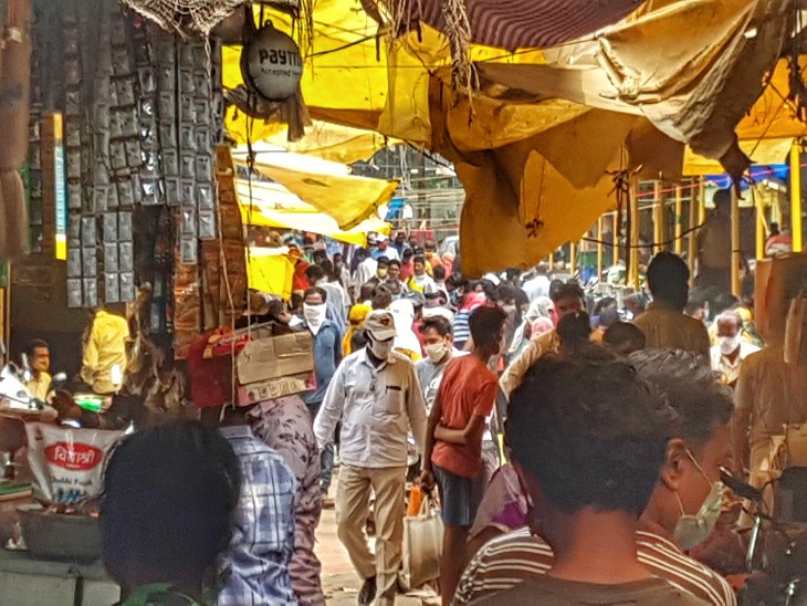 फोटो शास्त्री मार्केट की है। भीड़ की वजह से सोशल डिस्टेंसिंग की भी अनदेखी खूब हुई। रायपुर में अब तक 26 हजार लोगों को कोरोना हो चुका है।