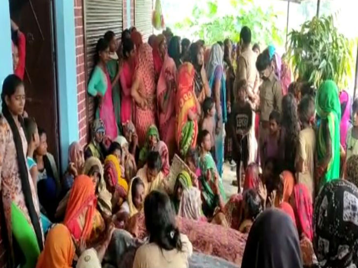 हादसे के बाद किशोरियों के परिवार में पसरा मातम