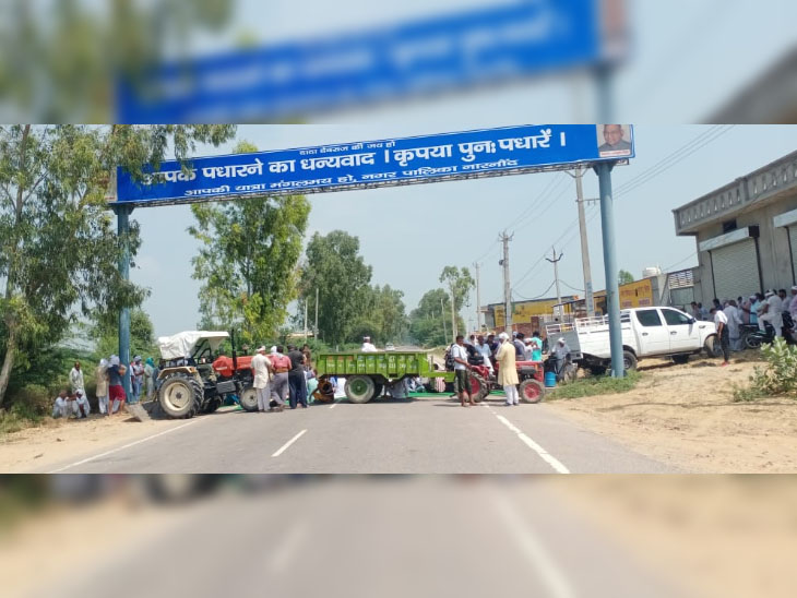 जींद जिले में नारनौंद के पास किसानों की तरफ से ट्रॉली अड़ाकर जाम किया रोड।