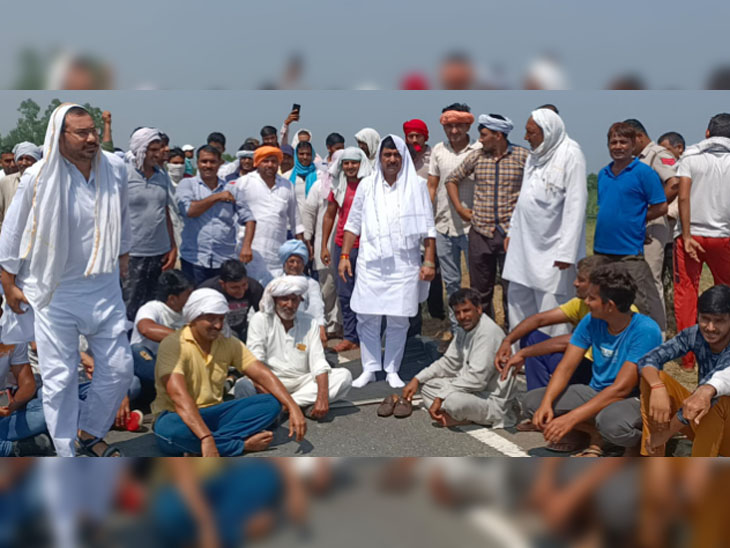 महम में हिसार-रोहतक हाईवे को जाम किए बैठे किसानों के बीच पहुंचे महम के निर्दलीय विधायक बलराज कुंडू।