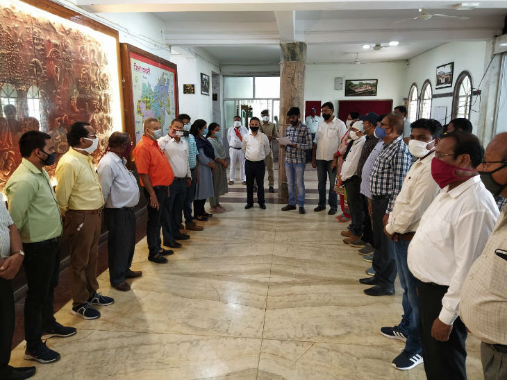 ज्ञापन सौंपने के बाद संघ ने मुख्यमंत्री से समय मांगा है। उनसे मिलने के बाद ही हड़ताल को लेकर कोई निर्णय लिया जा सकेगा। तब तक सभी काम बंद रहेंगे।
