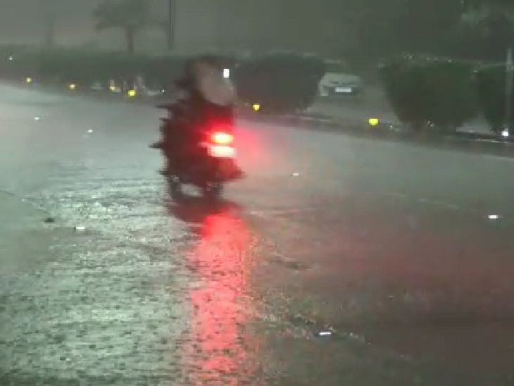 इंदौर में देर रात आधे घंटे तक होती रही झमाझम बारिश, अब तक 45 इंच पानी गिरा, औसत से करीब 11 इंच ज्यादा गिर चुका पानी इंदौर में देर रात आधे घंटे तक होती रही झमाझम बारिश, अब तक 45 इंच पानी गिरा, औसत से करीब 11 इंच ज्यादा गिर चुका पानी