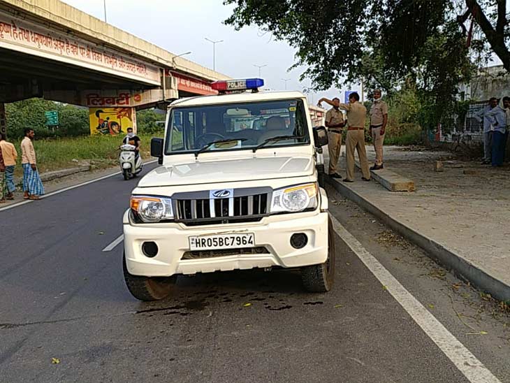 घटनास्थल पर पहुंची पुलिस टीम जांच करते हुए।