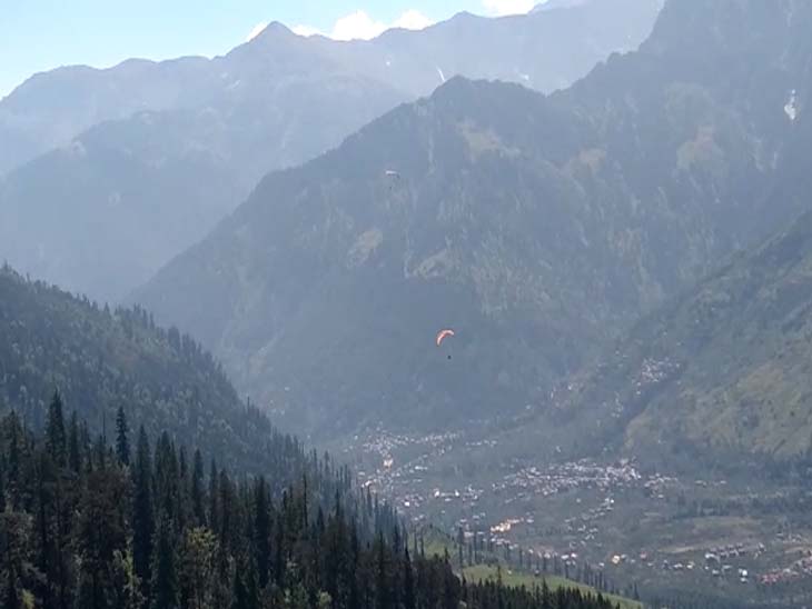 ऊंचे-ऊंचे पहाड़ों के बीच पैराग्लाइडर दिखने लगे।