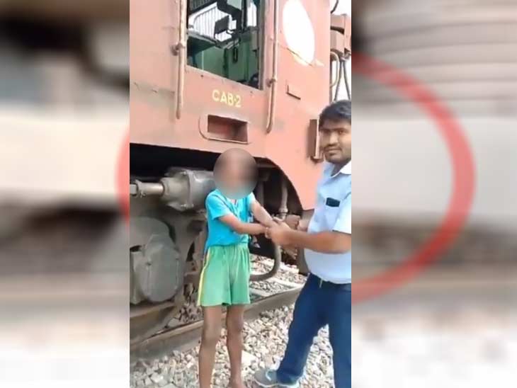 बच्चे के बड़े भाई को पकड़े हुए लोको पायलट दीवान सिंह।