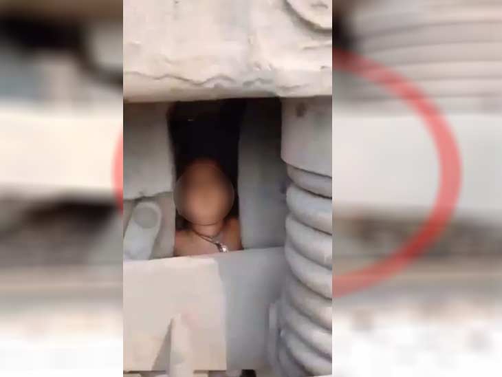 रेल इंजन के बीच फंसा हुआ बच्चा।