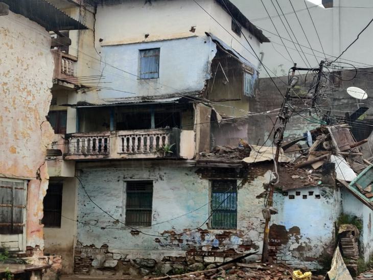 रातभर से हो रही बारिश के कारण गिरा मकान।