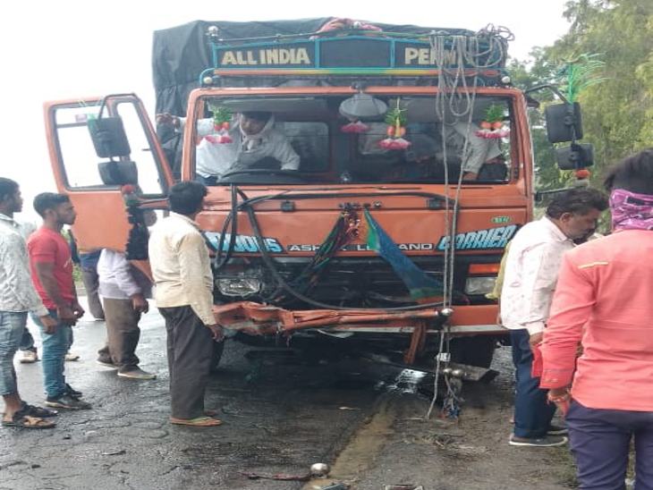 आयशर का ड्राइवर मौके से भाग निकला।