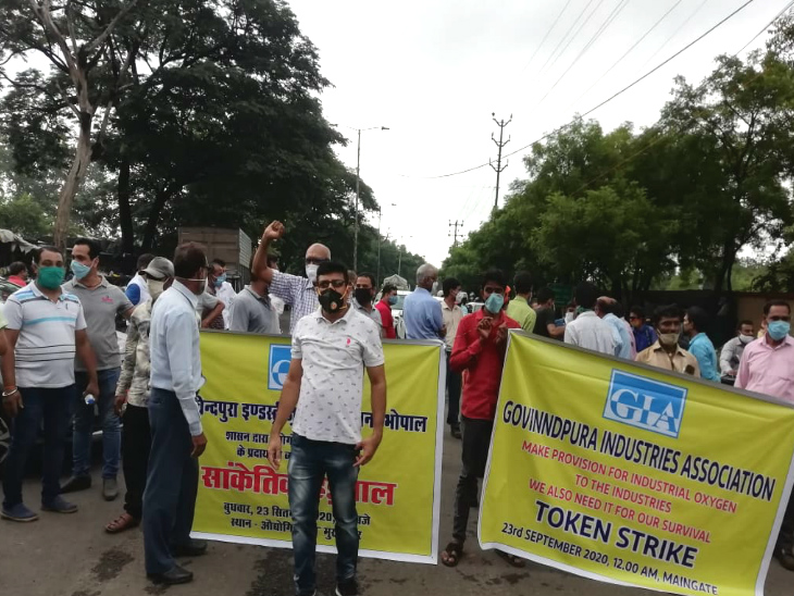उद्यमियों का कहना है कि अगर दो दिन में ऑक्सीजन की सप्लाई शुरू नहीं हुई तो वह उग्र आंदोलन करेंगे।