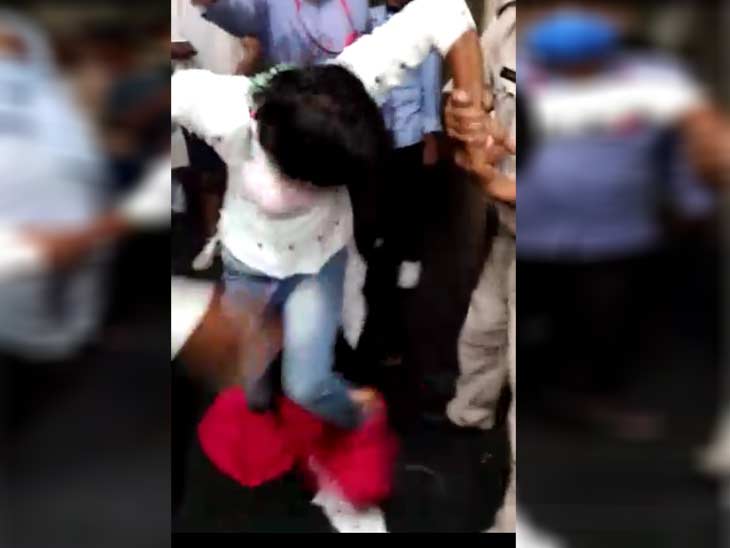 आरोपी महिला बाथरूम में घुसा हुआ था।