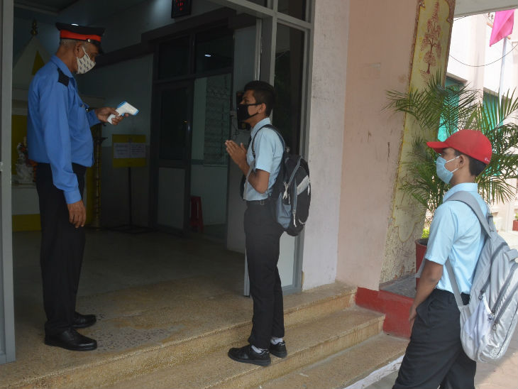 सोमवार से स्कूलों में शिक्षा विभाग द्वारा जारी निर्देश के बाद स्कूल आने दिया जा रहा है।