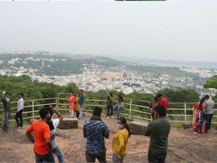 भोपाल में सार्वजनिक जगहों पर मास्क पहनना अनिवार्य है। साथ ही भीड़ लगाने की मनाही है। यह फोटो मनुआभान टेकरी की है। फोटो - फोटो अनिल दीक्षित