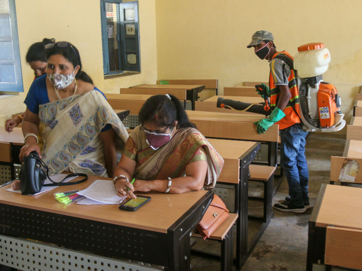 बच्चों को स्कूल आने के पहले पालक और फिर शिक्षक की अनुमति लेना अनिवार्य है।