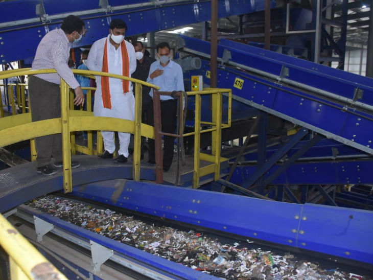 इंदौर के देव गुराड़िया पहुंचे प्रोटेम स्पीकर रामेश्वर शर्मा और निगम आयुक्त केवीएस कोसलानी और भोपाल के लोग।