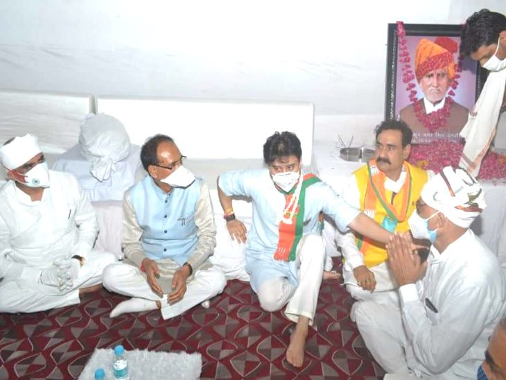 सीएम शिवराज और सिंधिया प्रदेश भाजपा अध्यक्ष वीडी शर्मा के घर पहुंचे। उन्होंने वीडी शर्मा के पिता अमर सिंह जी को उनके पैतृक गांव जाकर श्रद्धांजलि अर्पित की।