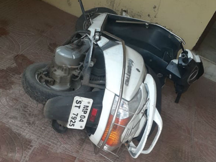 घर में घुसते ही रितु के अनुसार रूपल ने उसकी गाड़ी गिरा दी।