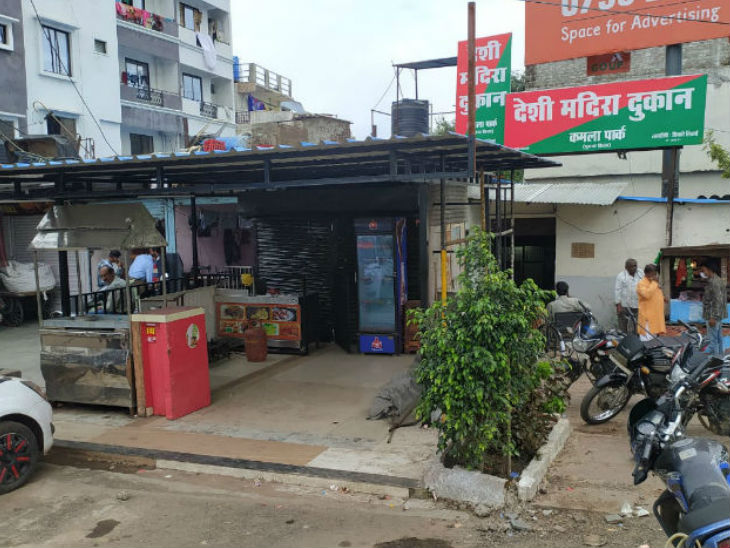 प्रशासन की कार्रवाई के पहले इस तरह कब्जा था।