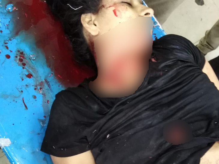 मृतक युवती के शरीर पर कई जगह वार के निशान।