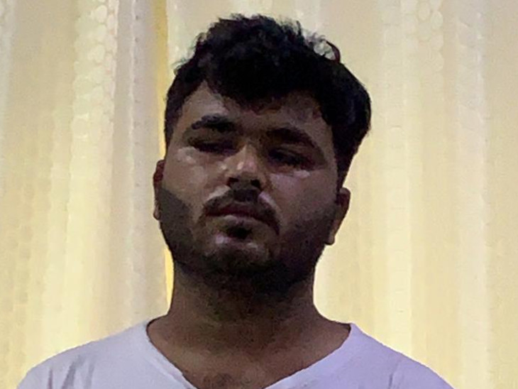 आरोपी युवक विष्णु चौधरी पुलिस गिरफ्त में।