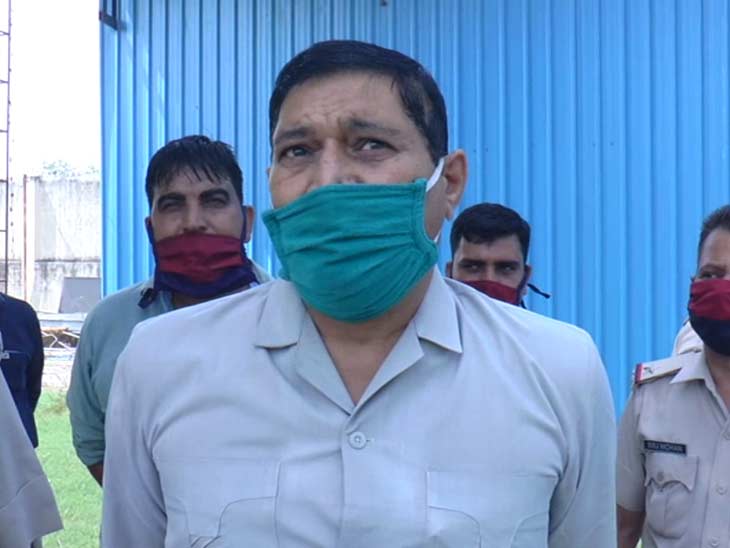 पुलिस डीएसपी मदन लाल जानकारी देते हुए।