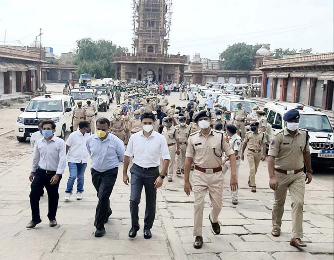घंटाघर से निकाली गई जागरूकता रैली में शामिल जिला कलेक्टर व पुलिस कमिश्नर।