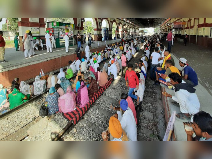 जालंधर कैंट स्टेशन पर पटरी पर धरना दे सरकार के खिलाफ नारे लगाते किसान।