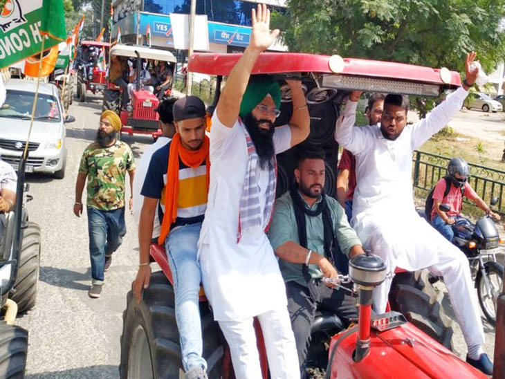 जालंधर में पंजाब युवा कांग्रेस के कार्यकर्ता ट्रैक्टर रैली में शामिल।