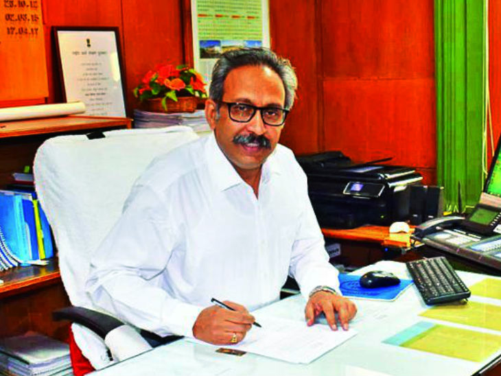 डीआरएम भोपाल उदय बोरवणकर ने 12 घंटे के अंदर दोनों आरोपियों समेत तीन लोगों को इस मामले में सस्पेंड कर दिया है।