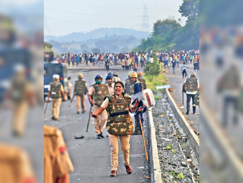 उदयपुर जिले के खेरवाड़ा में शनिवार को उपद्रवियों ने पथराव किया तो जवान मोर्चा संभाले अपने ही अफसरों को छोड़ भागे। डीएसपी प्रेम धणदे चीख-चीखकर इन्हें लौटने के लिए कहती रहीं।