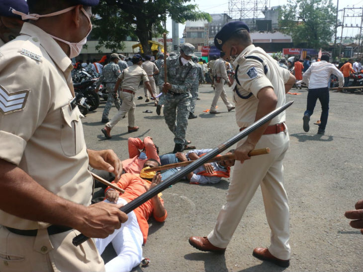 समझाइश के बाद भी पुलिस की बात नहीं मानने पर पुलिस ने बल प्रयोग किया।