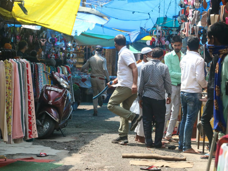 पुलिस के बल प्रयोग से बचने के लिए कुछ कार्यकर्ता न्यू-मार्केट में घुस गए थे। पुलिस ने उनका वहां तक पीछा किया।