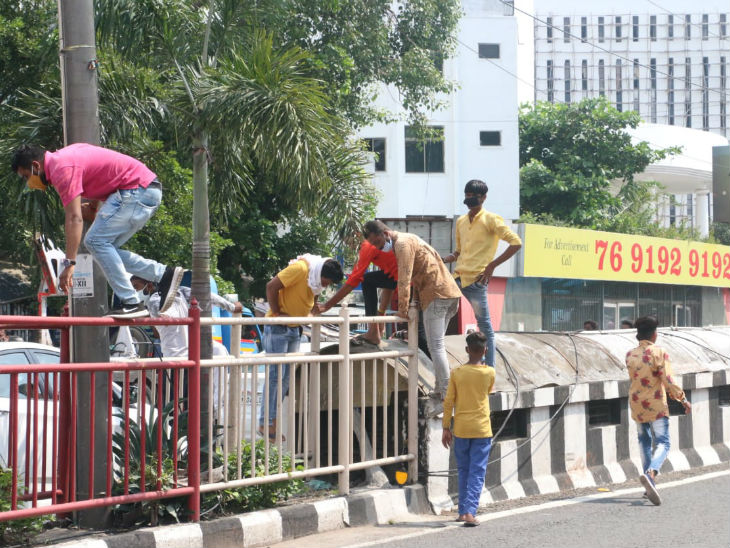 पुलिस से बचने के लिए कार्यकर्ता कई फीट रेलिंग कूदकर भागे।