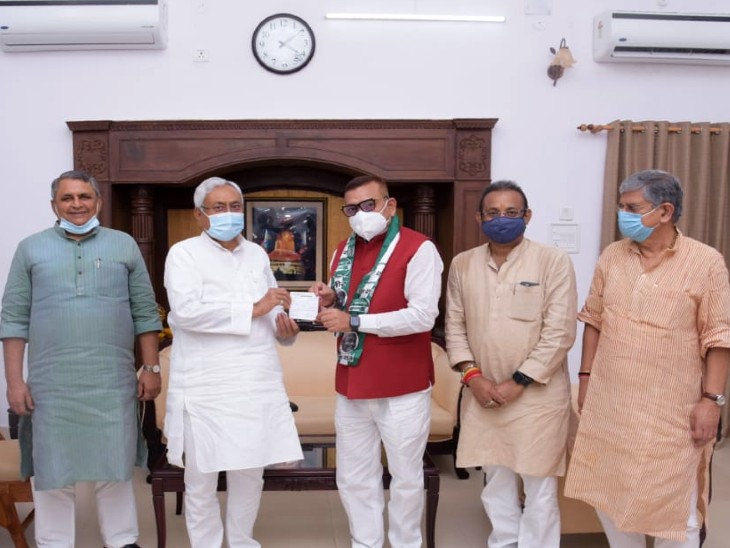 गुप्तेश्वर पांडेय को सदस्यता की पर्ची देते नीतीश कुमार।