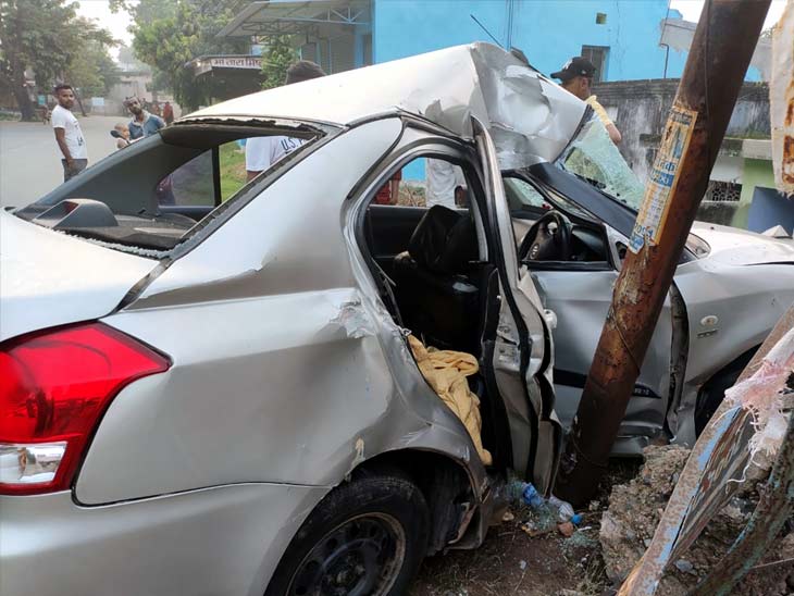 Jamshedpur: The high-speed car collided with the electric pole; One ...